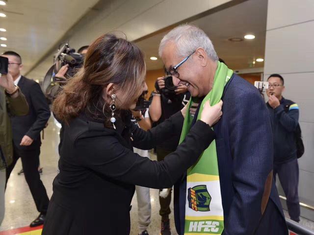 说着，田中浩一又劝说道：会长大人，苏家这次机会，可不光是我们一家在盯着，高桥家族也一直虎视眈眈，我听说苏家这次过来，其实就是想在我们和高桥家族中间选一个做合作伙伴，这时候，可千万不能节外生枝啊。